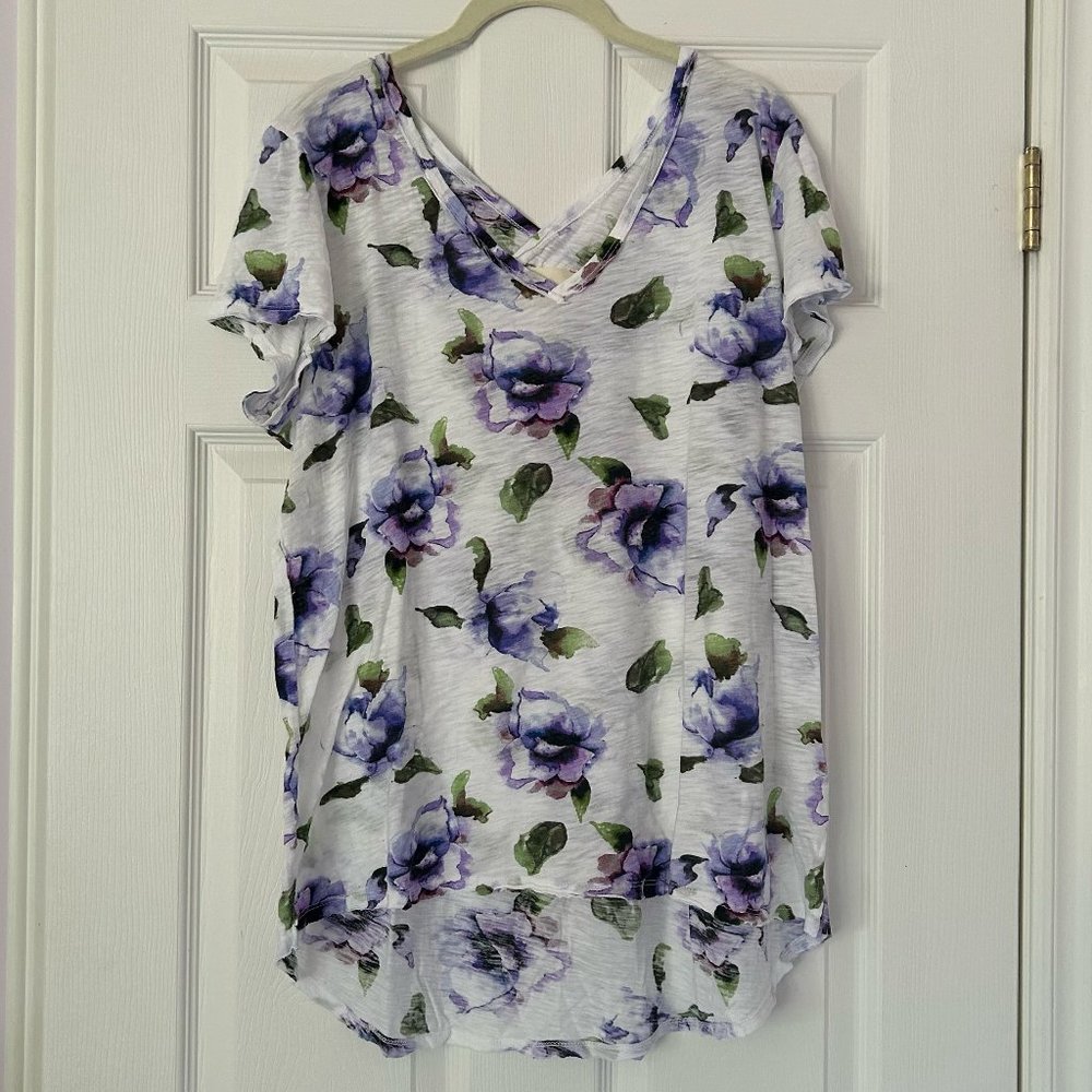 T.La Purple and White Floral T-Shirt Size Large